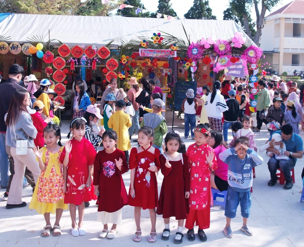 Các em học sinh diện những bộ áo dài đỏ để 'trẩy hội' Hội Chợ Xuân 2024. Ảnh: Trung Thành.