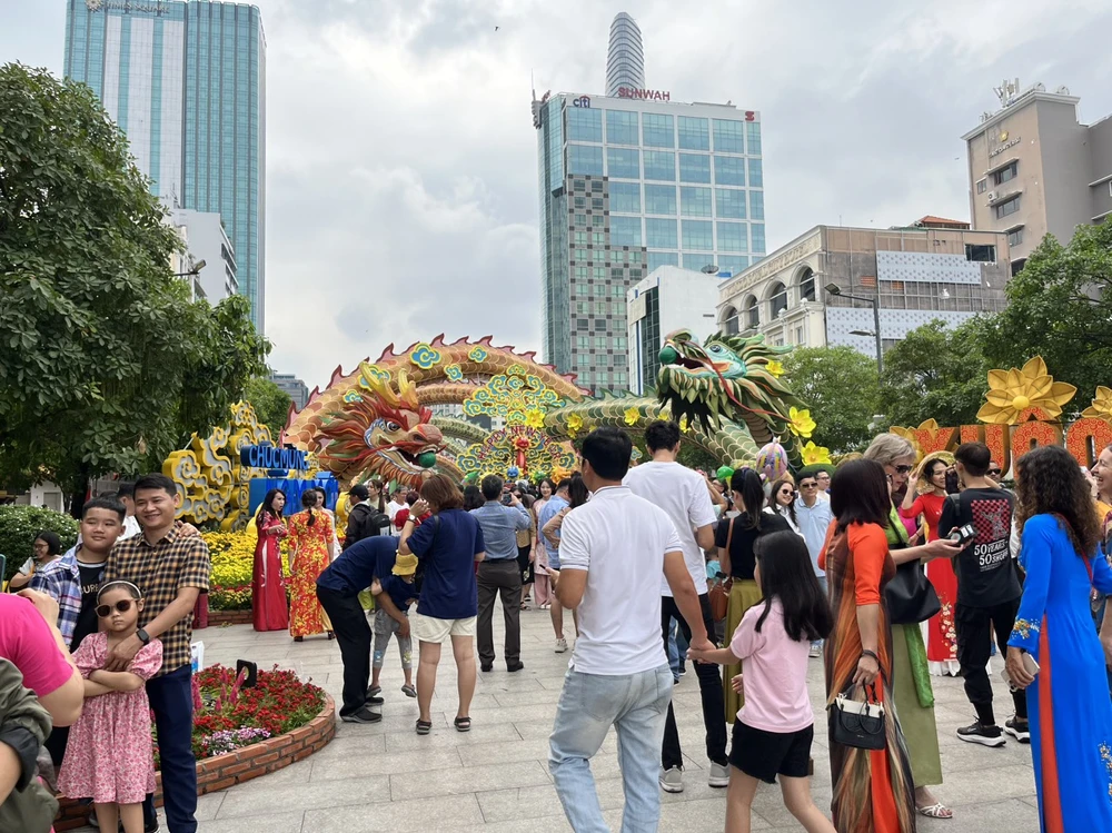 Với chủ đề “Xuân yêu thương, Tết sum vầy”, Đường hoa Nguyễn Huệ Tết Giáp Thìn năm 2024 lần thứ 21 đã chính thức mở cửa phục vụ nhu cầu du xuân, thưởng ngoạn của người dân TP và du khách từ 19 giờ, ngày 7-2. Ảnh: THU TRINH