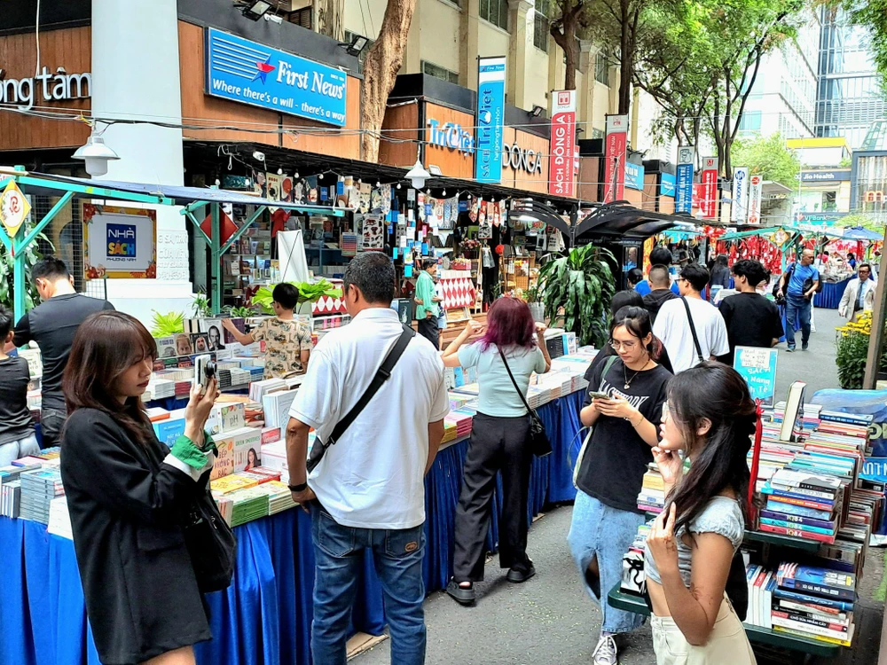 Đường sách TP.HCM (đường Nguyễn Văn Bình, quận 1) vào những ngày cận Tết Nguyên đán Giáp Thìn thu hút đông đảo người dân và khách quốc tế đến tham quan và mua sách.