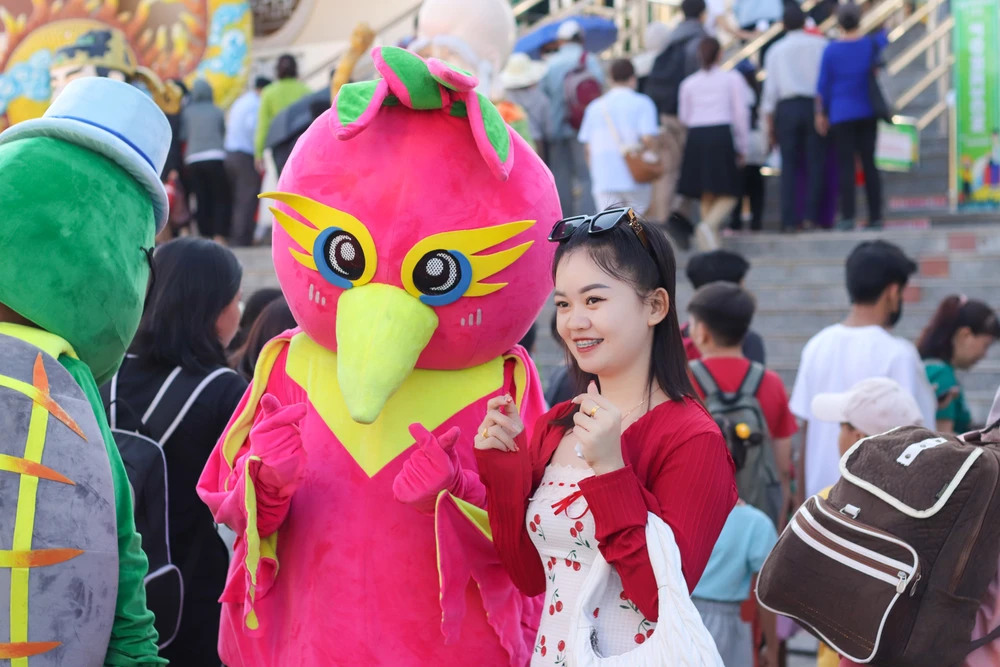 Du khách check-in linh vật rồng tại Khu Du lịch Văn hóa Suối Tiên vào ngày mùng 3 Tết.