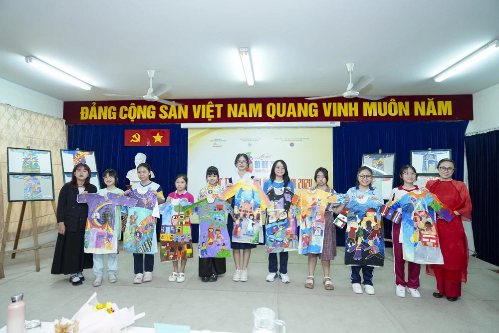 40 tác phẩm xuất sắc nhất cuộc thi vẽ tranh áo dài TP,HCM sẽ trưng bày và trình diễn tại lễ hội Áo dài TP.HCM 2024.