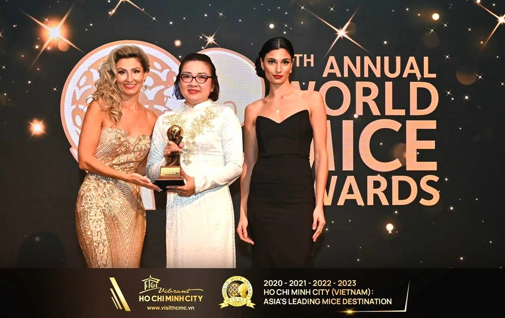 Bà Bùi Thị Ngọc Hiếu, Phó Giám đốc Sở Du lịch TP.HCM nhận giải thưởng Giải thưởng Du lịch MICE Thế giới. Ảnh: Sở Du lịch TP.HCM.