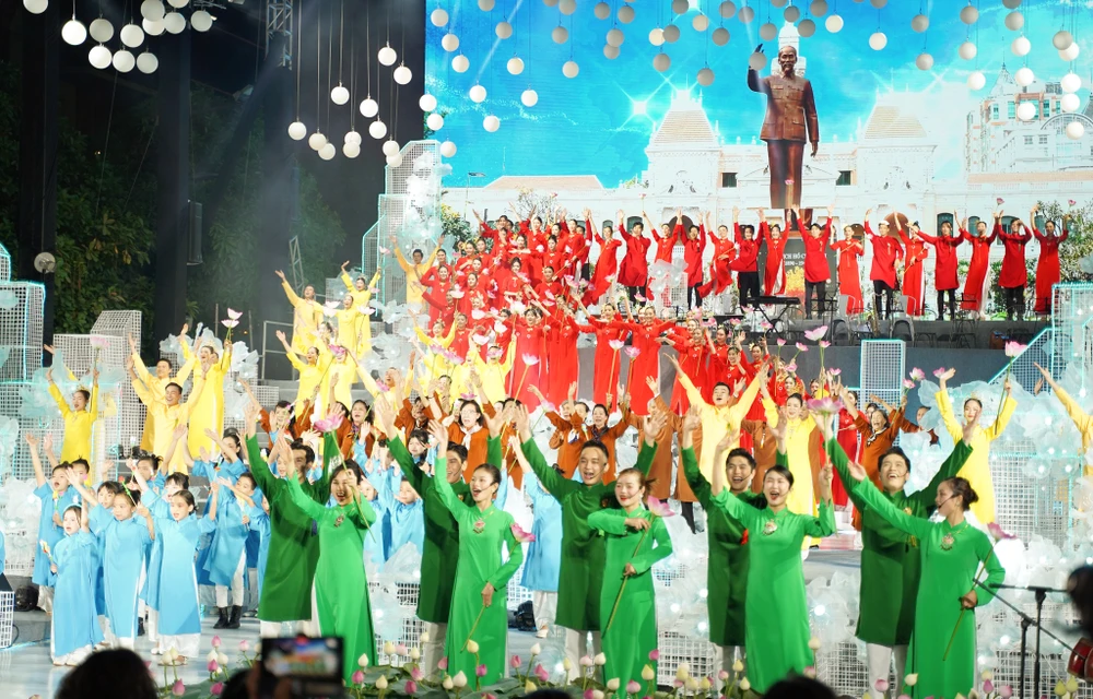 Đêm khai mạc Lễ hội Áo dài TP.HCM lần thứ 10 năm 2024 tại Phố đi bộ Nguyễn Huệ. Ảnh: THUẬN VĂN.