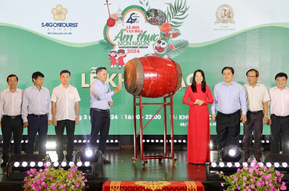 Ông Phạm Huy Bình, Chủ tịch Saigontourist Group đánh trống khai mạc lễ hội Văn hóa Ẩm thực, Món ngon Saigontourist Group 2024.