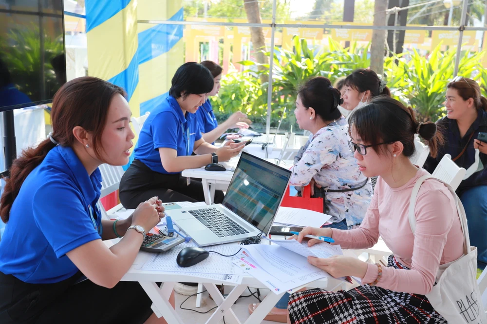 Du khách tìm hiểu và săn tour ưu đãi tại ngày hội Du lịch TP.HCM năm 2023. Ảnh: TT.