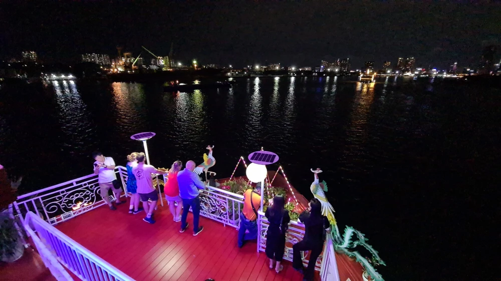 Du khách được trải nghiệm đi tàu du lịch Nữ hoàng Đông Dương để ngắm sông Sài Gòn về đêm.