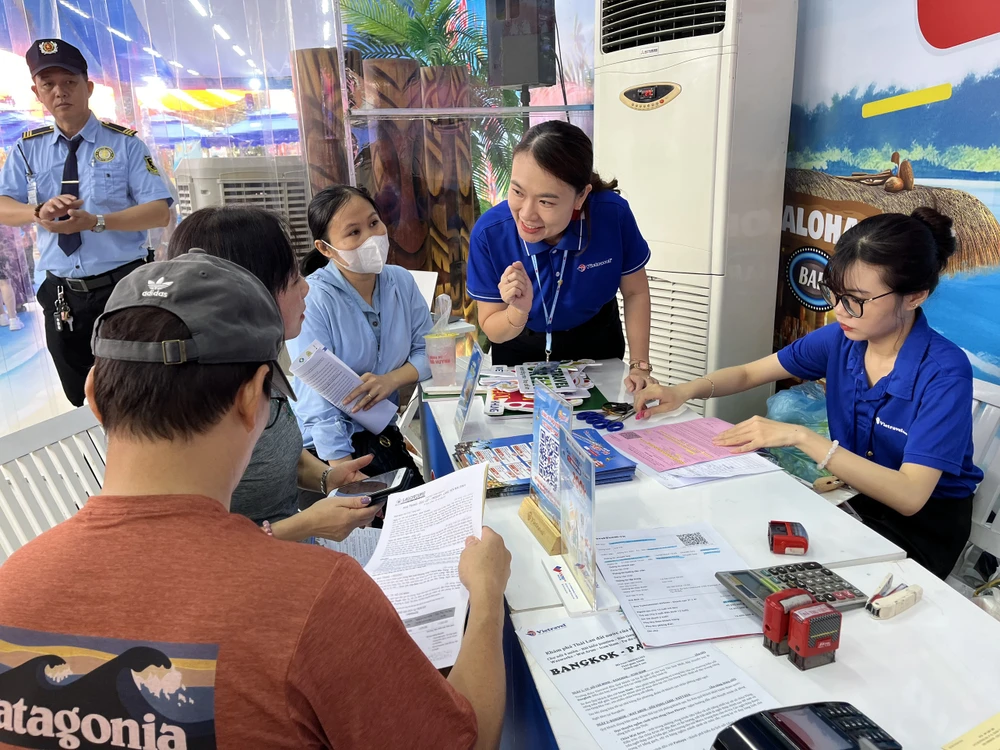 Người dân và du khách đến ngày hội Du lịch TP.HCM mua tour du lịch dịp lễ 30-4 và 1-5. Ảnh: TT.