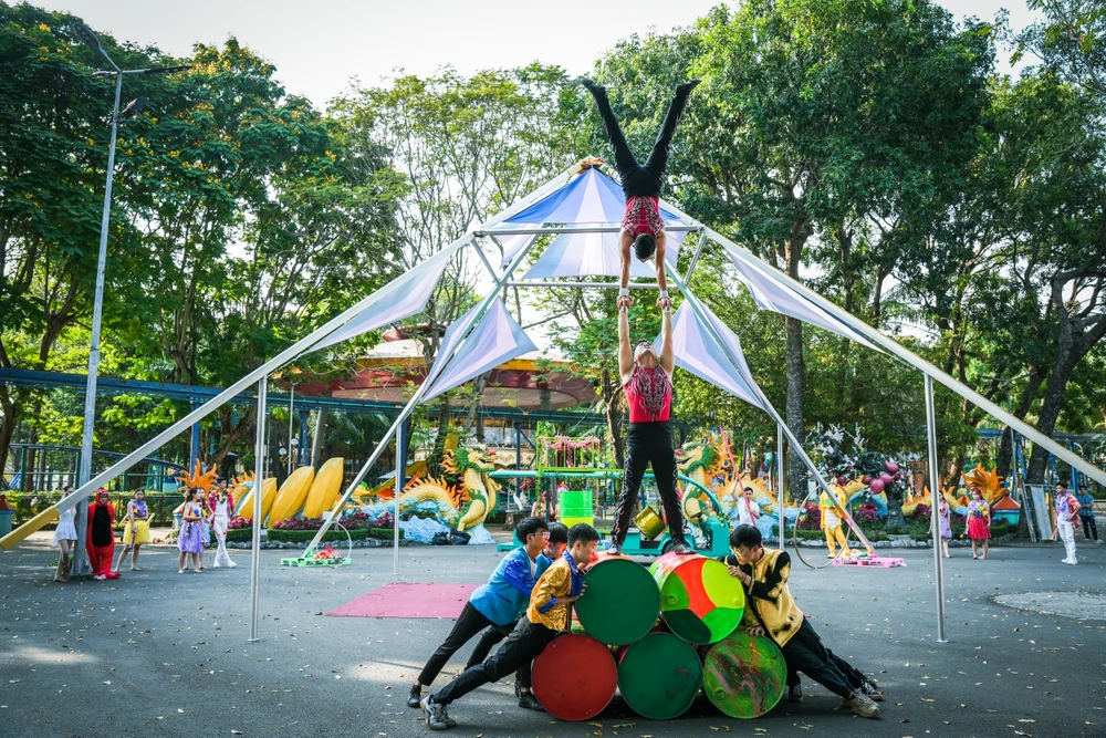 Điểm vui chơi này còn tổ chức hoạt động biểu diễn đường phố như show xiếc ảo thuật, cà kheo... Ảnh: TT.