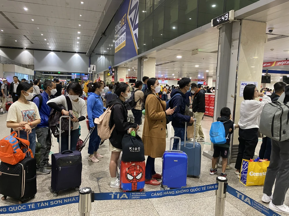 Giá vé máy bay dịp lễ 30-4 tại một số chặng đang tăng cao. Ảnh: TT.