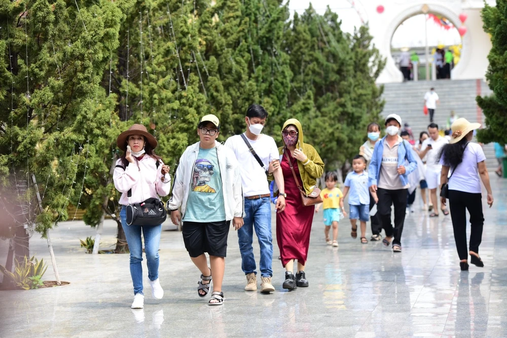 Từ sáng sớm ngày nghỉ giỗ Tổ Hùng Vương, người dân và du khách thập phương đã kéo nhau đến khu vui chơi tại TP.HCM để tham quan và giải trí. 