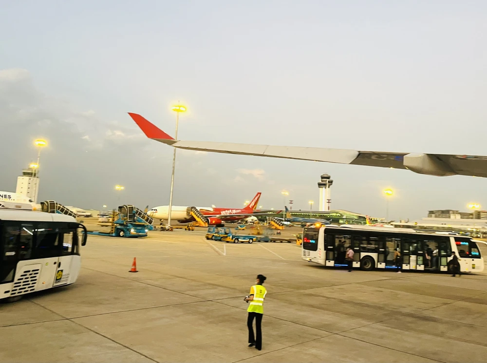 Nhiều đường bay nội địa đã kín chỗ dịp lễ 30-4. Ảnh: TT.