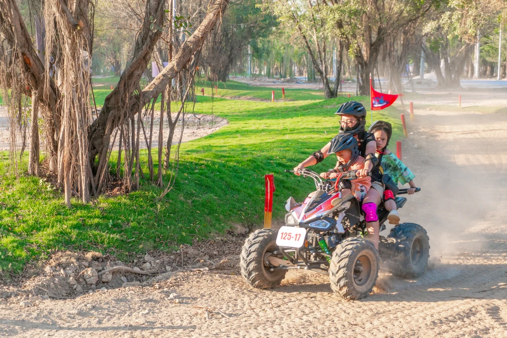 Khách du lịch trải nghiệm đua xe địa hình xuyên rừng. Ảnh: TT.
