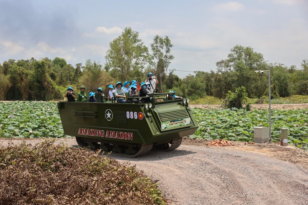Xe tăng đưa du khách tham quan, khám phá những vùng đất hoang sơ như “rừng Amazon” thu nhỏ cùng với cảnh quan thiên nhiên như hồ sen, đồng cỏ, bụi cây rậm rạp...
