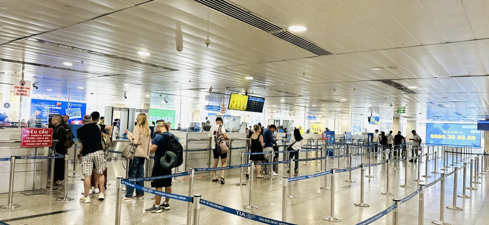 Sáng 26-4, Sân bay Tân Sơn Nhất khá thông thoáng.