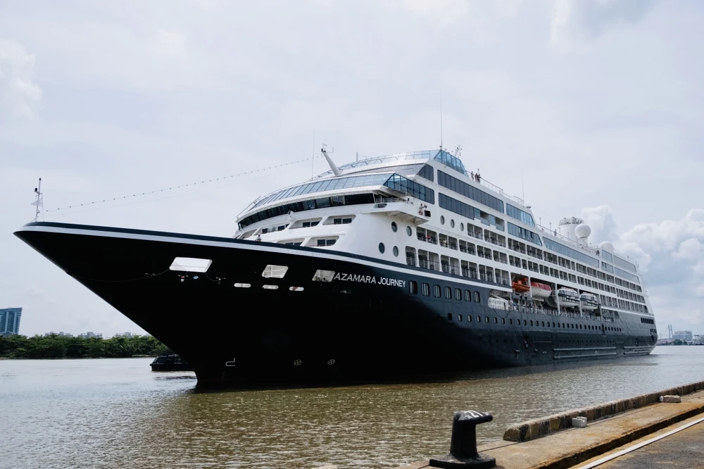 Tàu biển quốc tế Azamara Journey (thuộc hãng Azamara Cruises) cập cảng Sài Gòn sáng 30-4. Ảnh: TT.