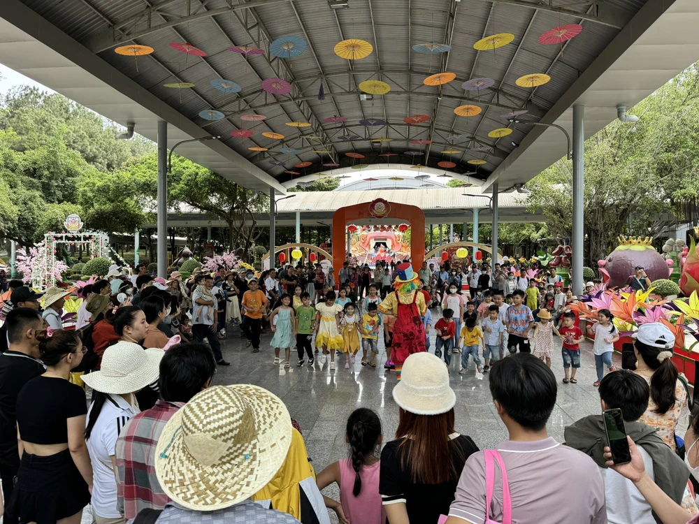 Khách du lịch đến khu vui chơi tại TP.HCM tăng cao. Ảnh: Thu Trinh.