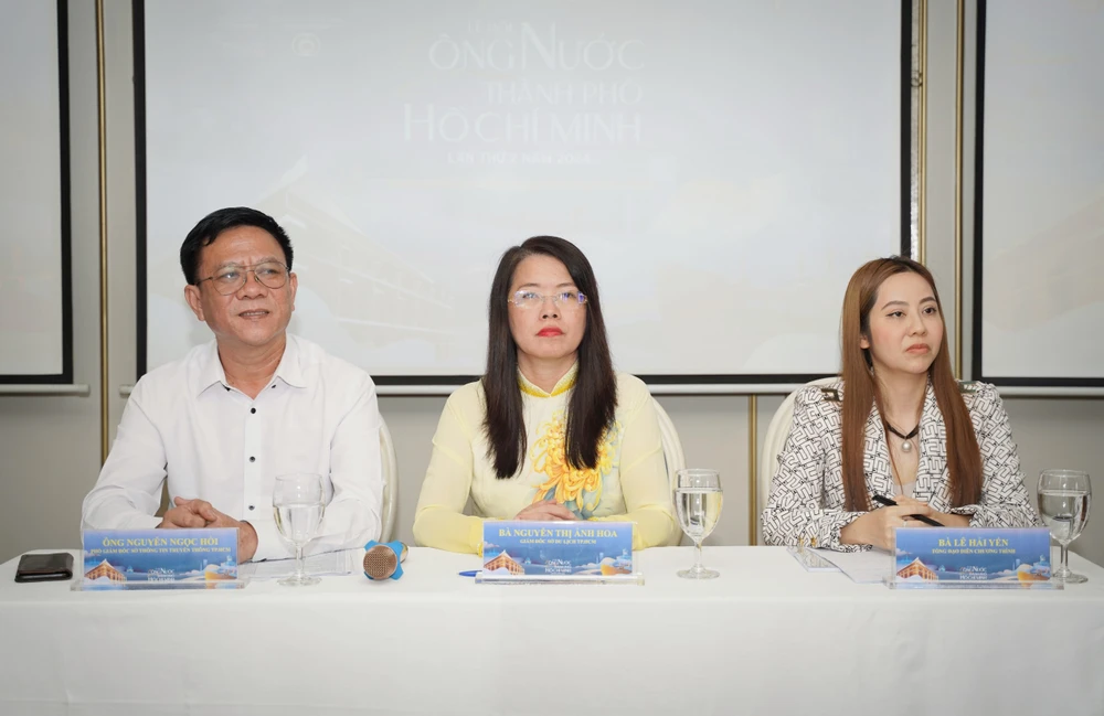 Lãnh đạo Sở Du lịch TP.HCM, Sở TT-TT thông tin báo chí tại họp báo lễ hội sông nước lần thứ 2. Ảnh: Thuận Văn.