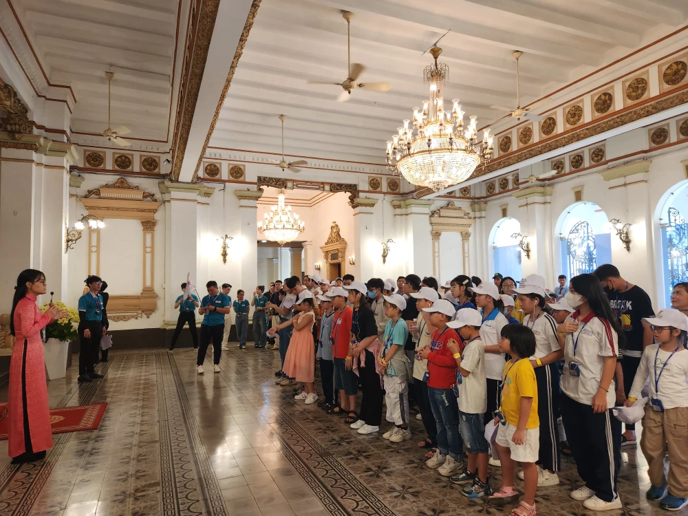 Trụ sở UBND TP.HCM - di tích kiến trúc nghệ thuật cấp quốc gia là điểm đến đầu tiên của tour du lịch đặc biệt này. Ảnh: TT.