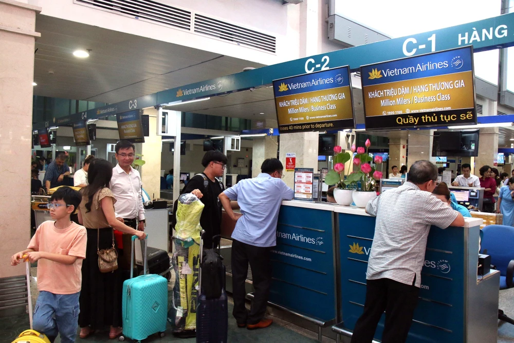 Giá vé máy bay tăng cao trong thời gian xuất phát từ nhiều nguyên nhân. Ảnh: TT.