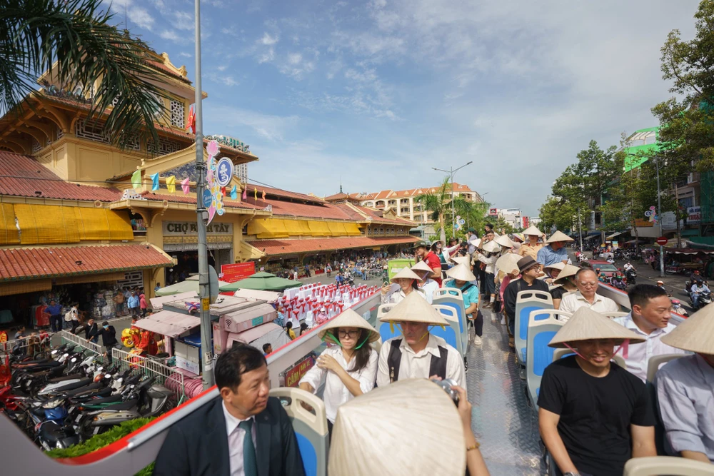 Điểm khởi hành và kết thúc của chuyến buýt hai tầng tại hai điểm: bến xe buýt Chợ Lớn và phố đi bộ Bùi Viện.