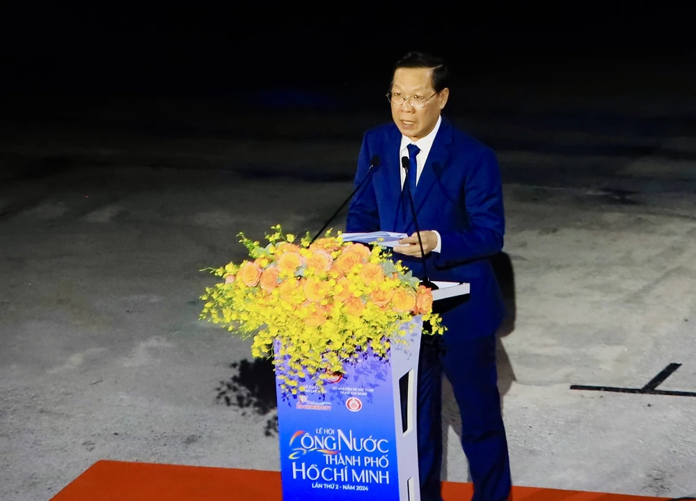 Ông Phan Văn Mãi, Chủ tịch UBND TP.HCM phát biểu tại chương trình nghệ thuật 'Chuyến tàu huyền thoại' khai mạc lễ hội Sông nước TP.HCM lần thứ 2 vào tối 31-5. Ảnh: Nguyệt Nhi.