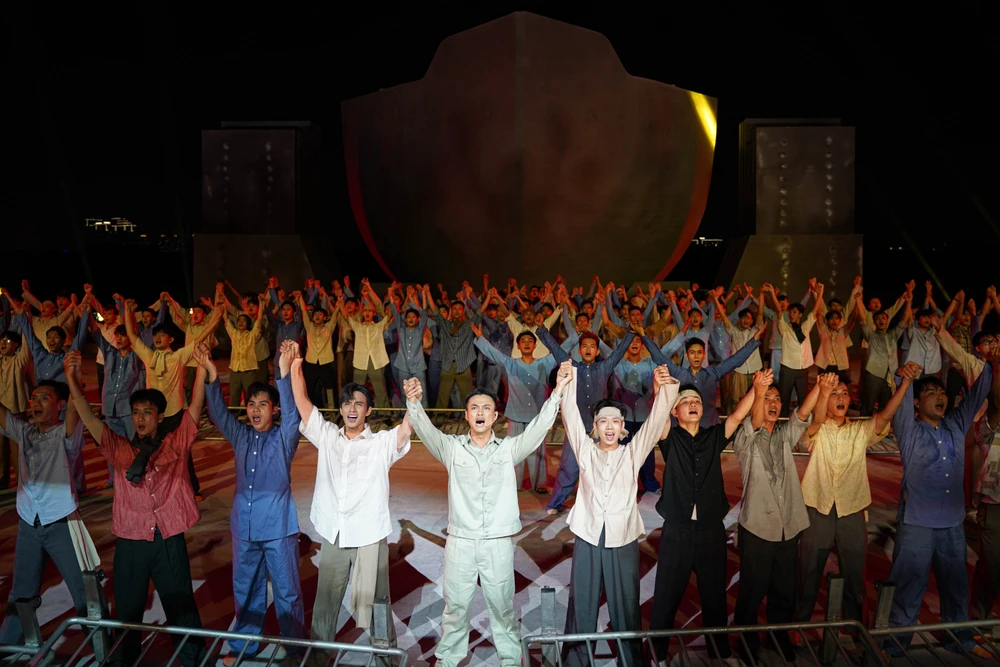 Hình ảnh công nhân nhà máy đóng tàu Ba Son được tái hiện trong chương trình để nói về cuộc đấu tranh cách mạng vẻ vang của dân tộc ta. Ảnh: THUẬN VĂN.