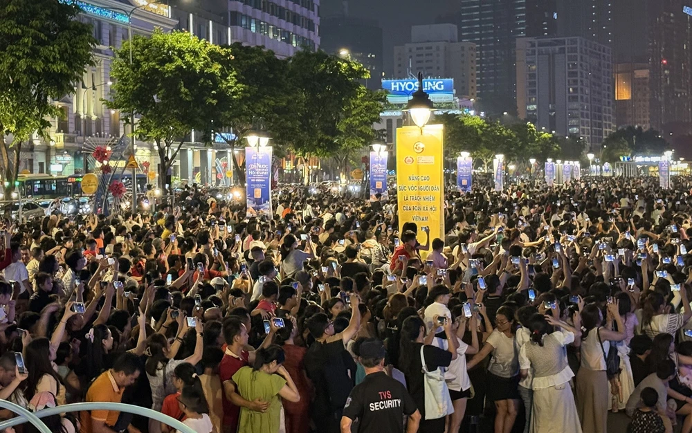 Hàng ngàn người dân và du khách tập trung tại Công viên bến Bạch Đằng (quận 1) để thưởng thức màn trình diễn drone.