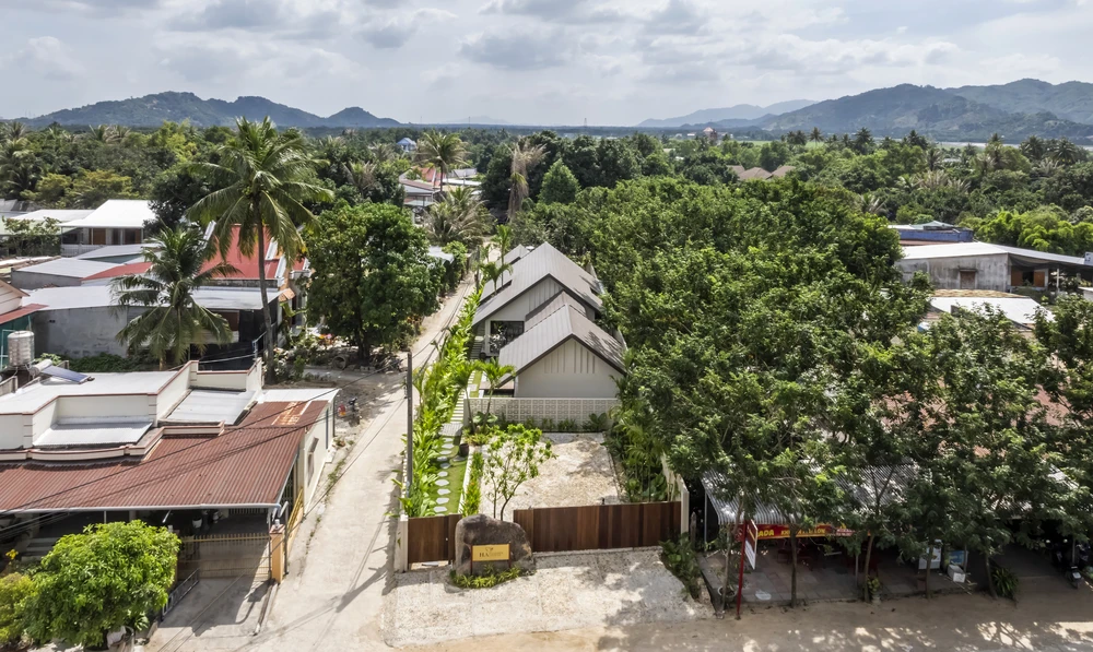 Ngôi nhà nghỉ dưỡng tại tỉnh Khánh Hòa có vị trí tránh con đường giao thông chính để giảm tiếng ồn và ô nhiễm.