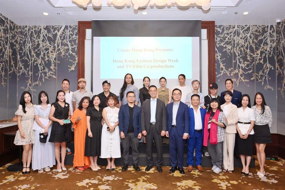 Buổi gặp gỡ giữa các nhà làm phim Hồng Kông với các nhà làm phim Việt Nam về chương trình tài trợ, đây là cơ hội để du lịch điện ảnh của Việt Nam. Ảnh: TT.