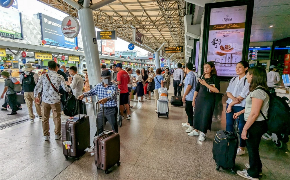 Trong giai đoạn cao điểm hè trung bình một ngày sân bay Tân Sơn Nhất có 680 chuyến bay đi và đến. Ảnh: TT