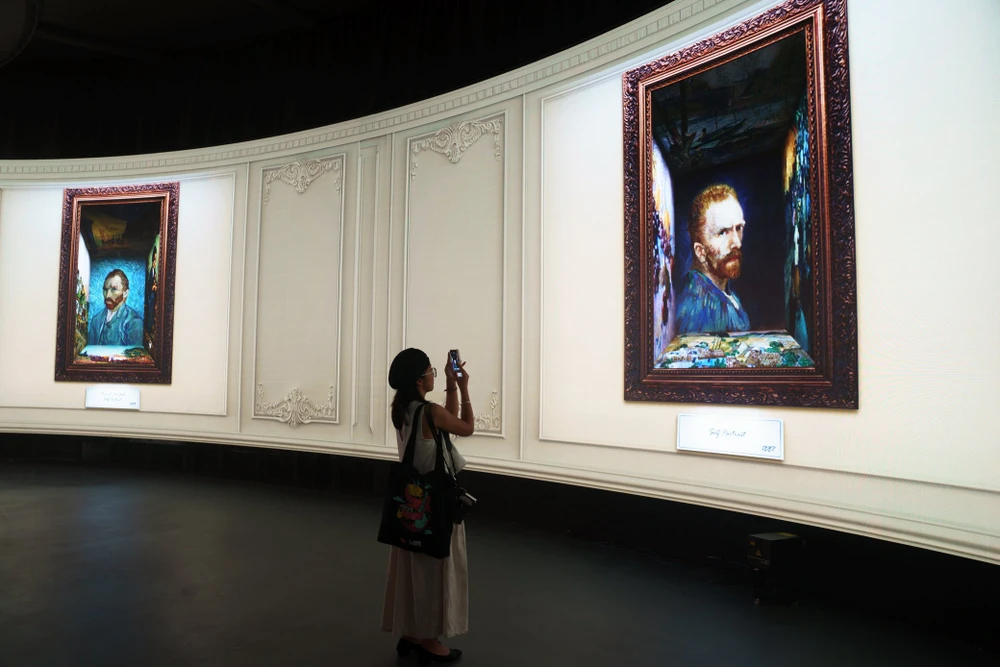 Theo ban tổ chức, hàng loạt công nghệ như 3D Mapping, Cylinder LED 360o, Lazer Mapping, Art Lighting Programming… cùng lúc kết hợp khiến người xem hoàn toàn đắm chìm trong trải nghiệm triển lãm đa giác quan.