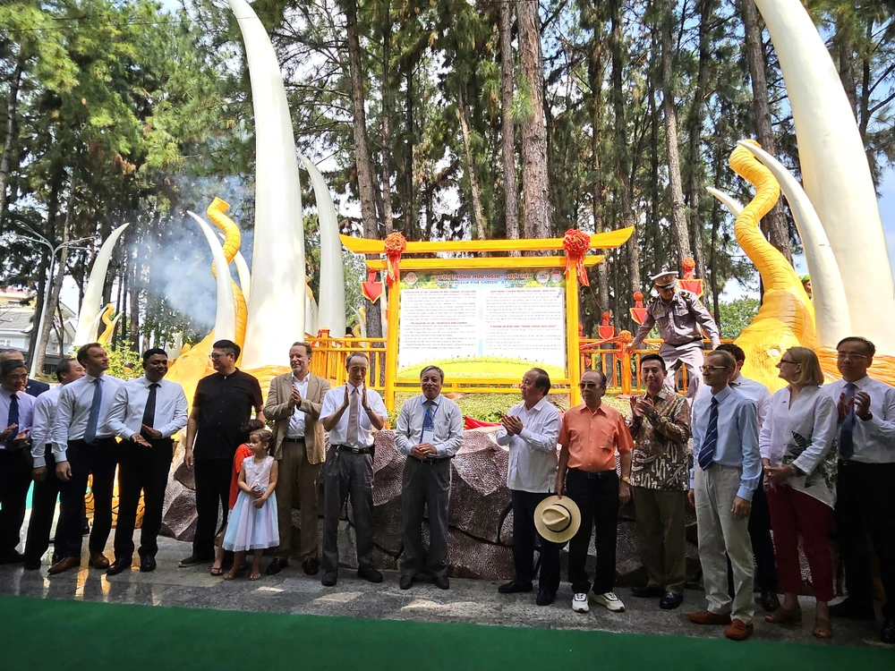 Đại biểu tiến hành nghi thức khánh thành Vườn thông hữu nghị. Ảnh: Di Linh.