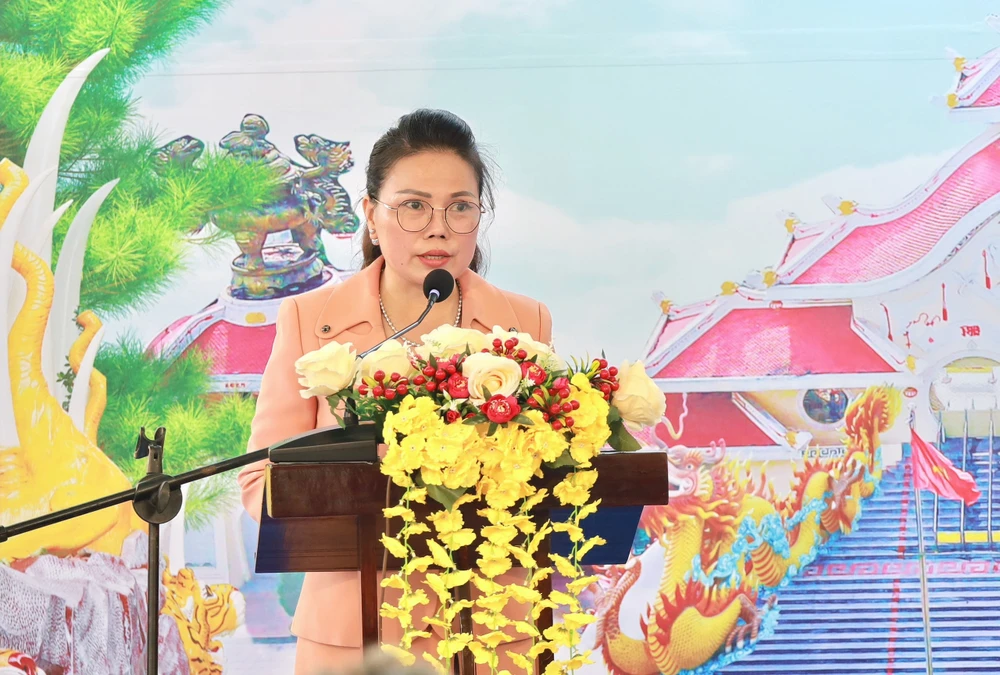Bà Bùi Thị Tố Trinh, Phó Tổng Giám đốc Khu Du lịch Văn hóa Suối Tiên phát biểu tại lễ khánh thành. Ảnh: Di Linh.