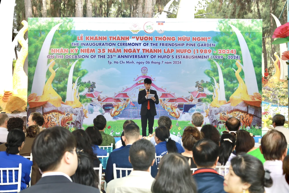 Lễ khánh thành Vườn thông hữu nghị với sự tham gia của 25 Tổng Lãnh sự quán của 25 quốc gia. Ảnh: Di Linh.