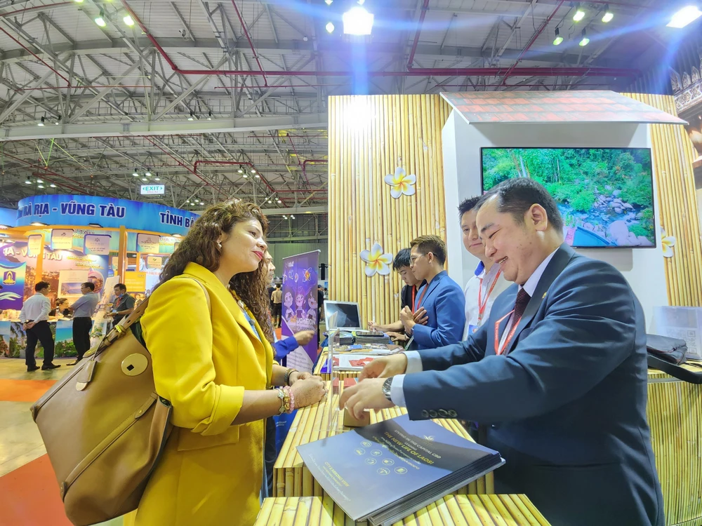 Du khách quốc tế tìm hiểu tour du lịch tại hội chợ du lịch quốc tế TP.HCM năm 2023. Ảnh: TT.