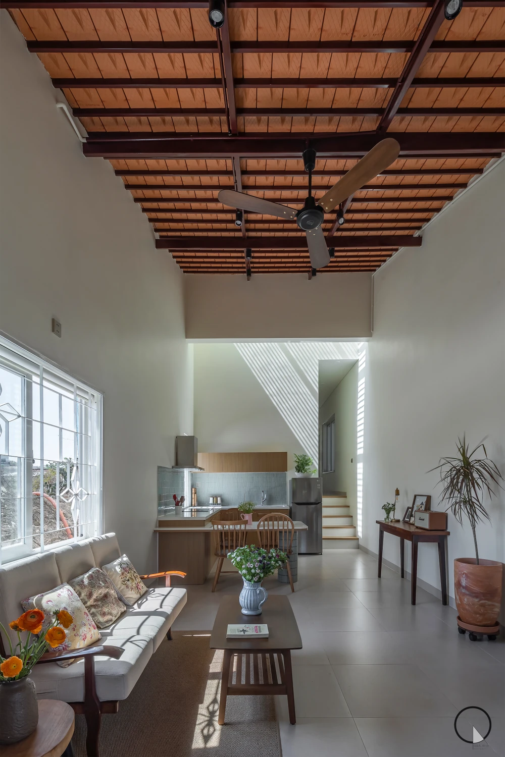 Không gian nhà được bố trí theo phong cách tối giản, phù hợp với nhu cầu sử dụng của gia đình bốn thành viên.