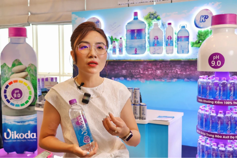 Bà Nguyễn Thị Nga, Tổng Giám đốc Công ty CP Nước khoáng Khánh Hòa chia sẻ về những công dụng của nước khoáng kiềm thiên nhiên Vikoda. Ảnh:HM.
