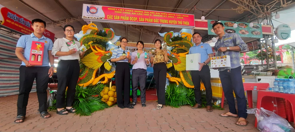 Sản phẩm OCOP, sản phẩm đặc trưng riêng của tỉnh Long An được ưu tiên trưng bày tại hội chợ thương mại. Ảnh: PT.