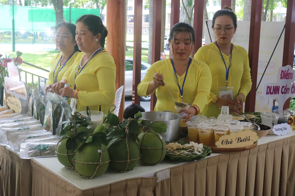 Trà Vinh có nhiều tiềm năng phát triển du lịch. Trong ảnh, gian hàng ẩm thực địa phương trưng bày tại Di tích Lịch sử Dinh Độc Lập Ảnh: LH. 