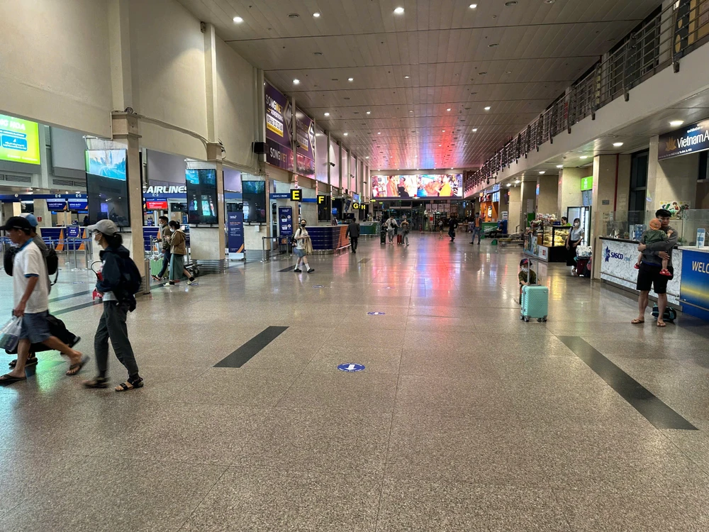 Sân bay Tân Sơn Nhất thông thoáng trong sáng ngày 1-9.