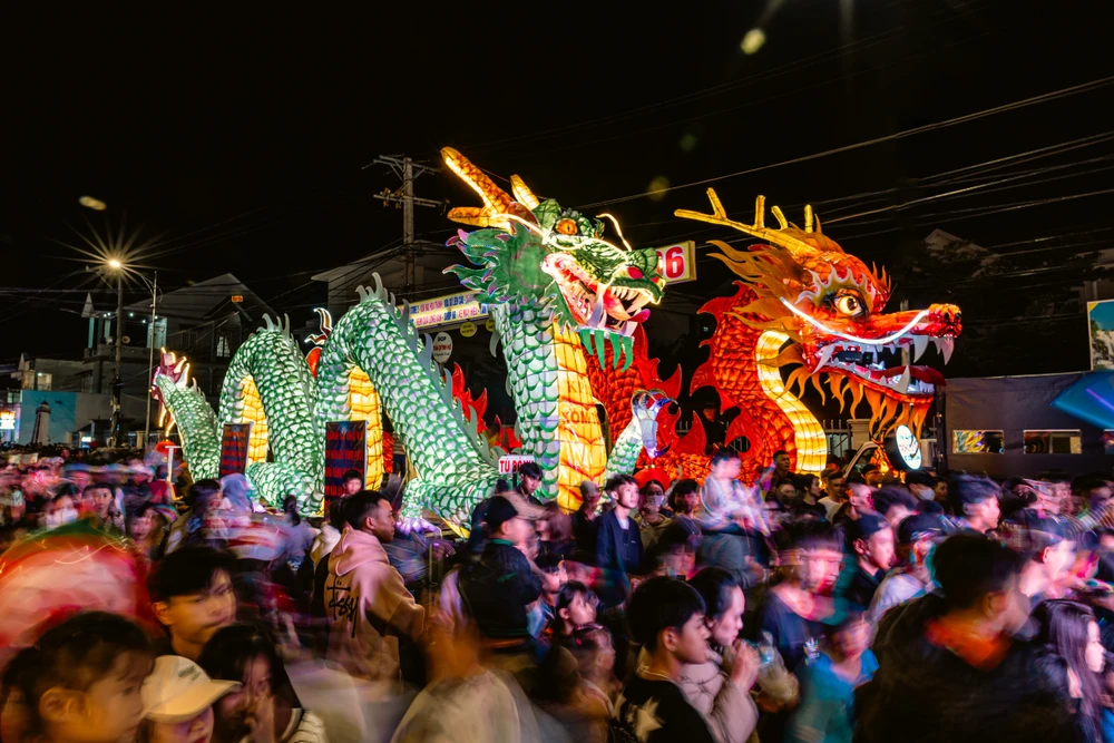 Mô hình đèn Trung thu khổng lồ đã trở thành “đặc sản” hàng năm do người dân huyện Đức Trọng tổ chức.