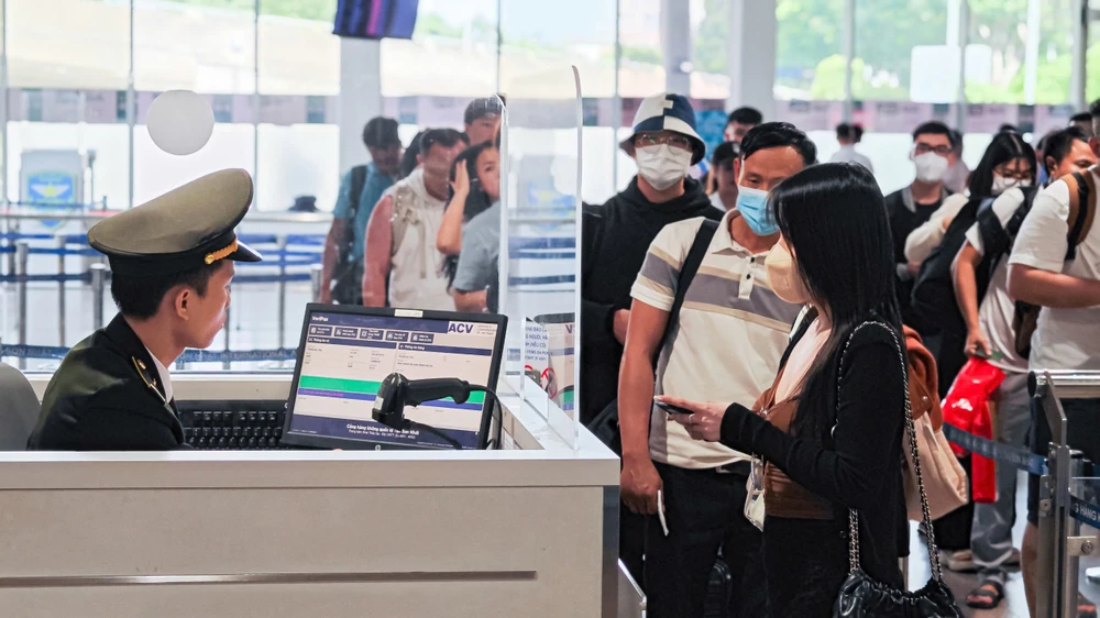 Các hãng hàng không mở bán vé tết phục vụ người dân dịp tết Nguyên đán 2025. Ảnh: TT.