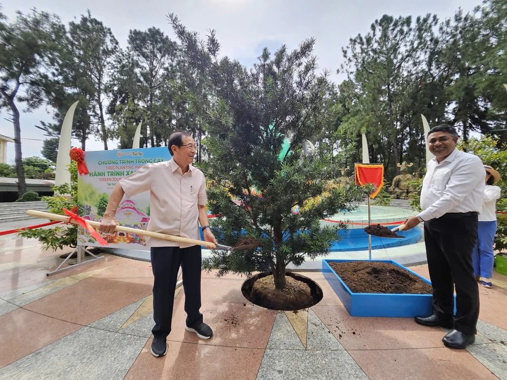 Ông Huỳnh Thành Lập, Chủ tịch Hội hữu nghị Việt Nam - Ấn Độ TP.HCM cùng Tổng Lãnh sự Cộng hòa Ấn Độ tại TP.HCM thực hiện nghi thức trồng cây vạn niên tùng gắn kết tình hữu nghị. Ảnh: TT.