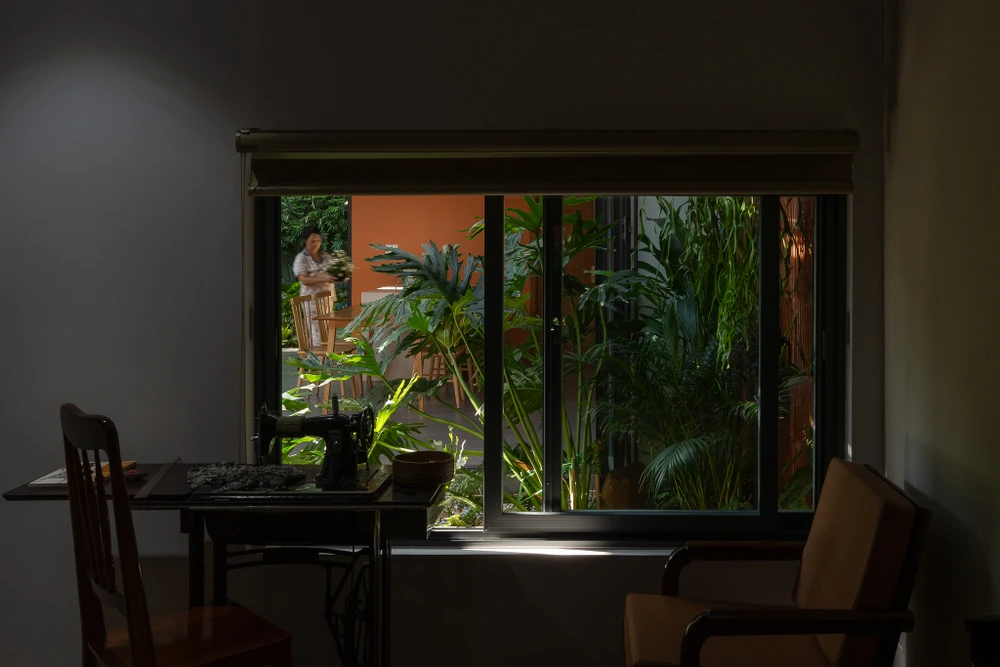 Theo nhóm thiết kế, công trình sử dụng vật liệu đa số tại địa phương, một phần để giảm chi phí xây dựng, một phần tăng tính bền vững cho ngôi nhà Bắc Bộ.