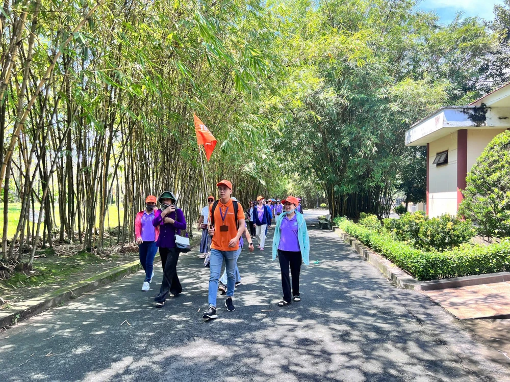 Đoàn khách tham quan và trải nghiệm đầu tiên của hành trình tour liên quận phía Tây TP.HCM. Ảnh: TT.