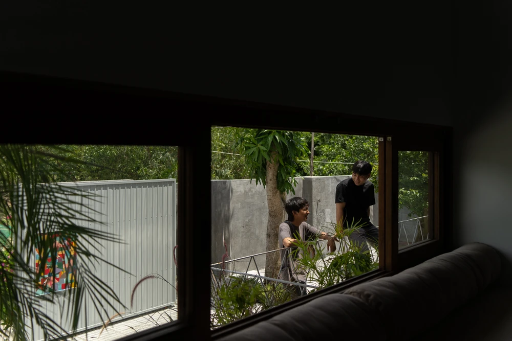 Với diện tích xây dựng là 80m2, hình dáng ngôi nhà 'đội nón' được tạo hình nương theo dáng đất.