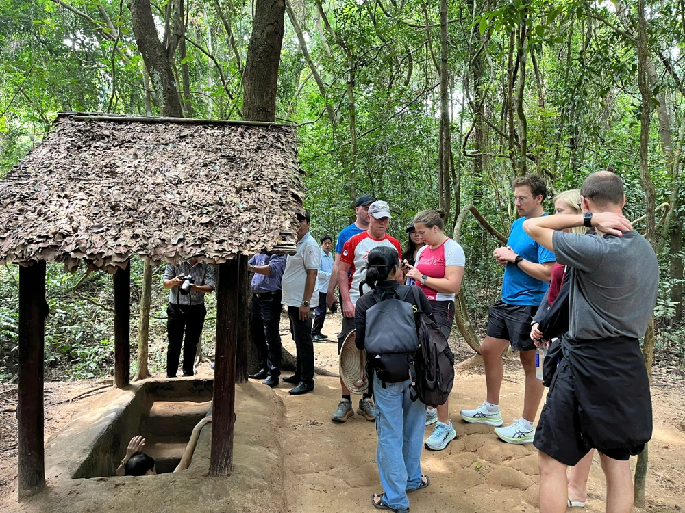 Du khách quốc tế tham quan hầm địa đạo Củ Chi - đây là một trải nghiệm độc đáo để tìm hiểu về lịch sử và văn hóa của Việt Nam.