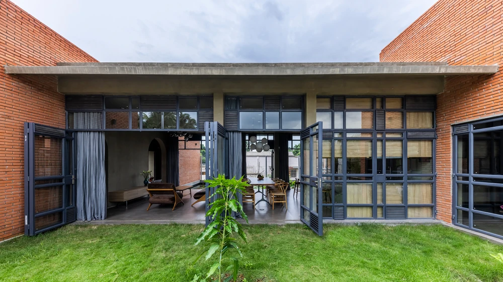 Các không gian sinh hoạt chung trong ngôi nhà ba khối được thiết kế kết nối với thiên nhiên.