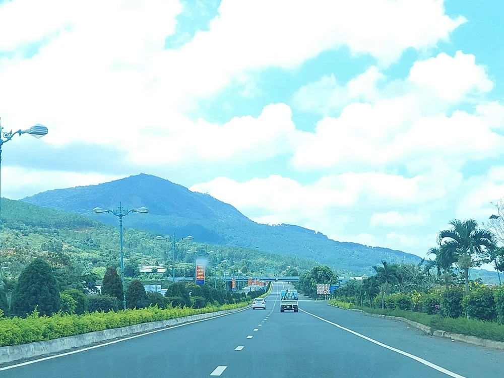 Du khách phải tìm phương án di chuyển thay thế khi các sân bay đóng cửa. Ảnh: TT.