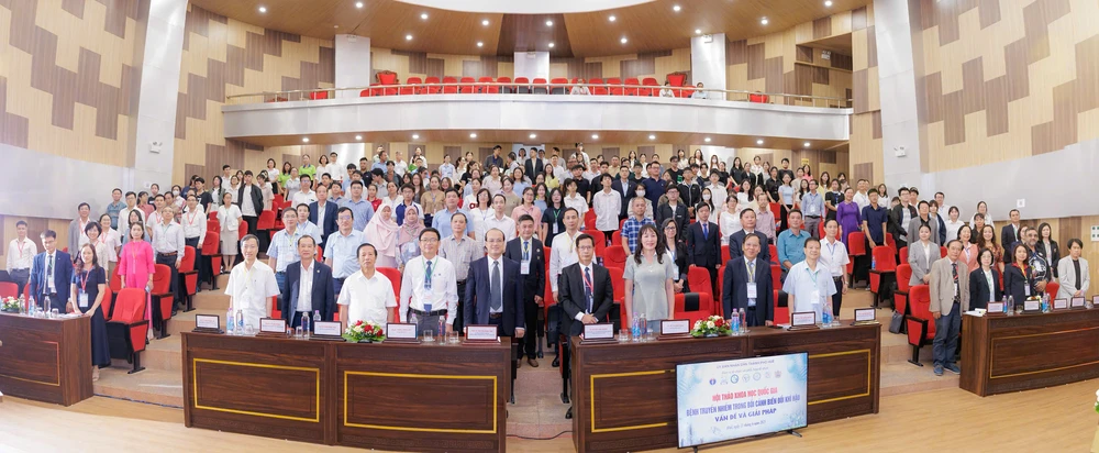 Hội thảo khoa học quốc gia “Bệnh truyền nhiễm trong bối cảnh biến đổi khí hậu: Vấn đề và giải pháp” sáng 21-6.